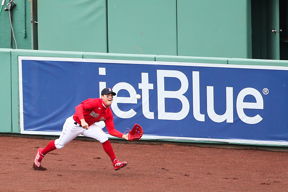 Kiké Hernández makes impressive shoestring catch, Marwin González starts double play with glove-hand flip as part of Red Sox’ win over&nbsp;Mariners